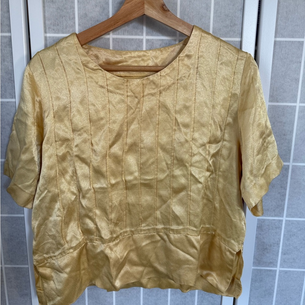 Yoshi Elegant Gold Boxy Blouse with Short Sleeves and Wide Neckline, Medium.